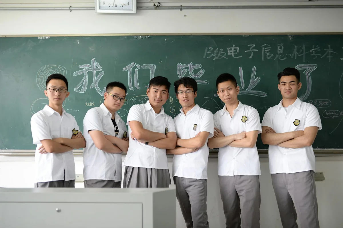 企业宣传片拍摄现场，导演与摄影师沟通镜头方案